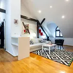 Modern Apartment Centrally Located